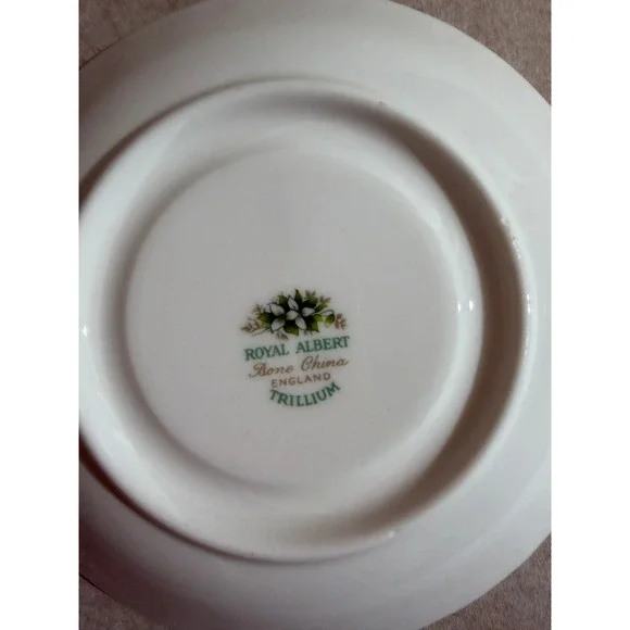 Royal Albert Trillium Teacup and Saucer Set Bone China England Vintage Floral - Picture 9 of 10